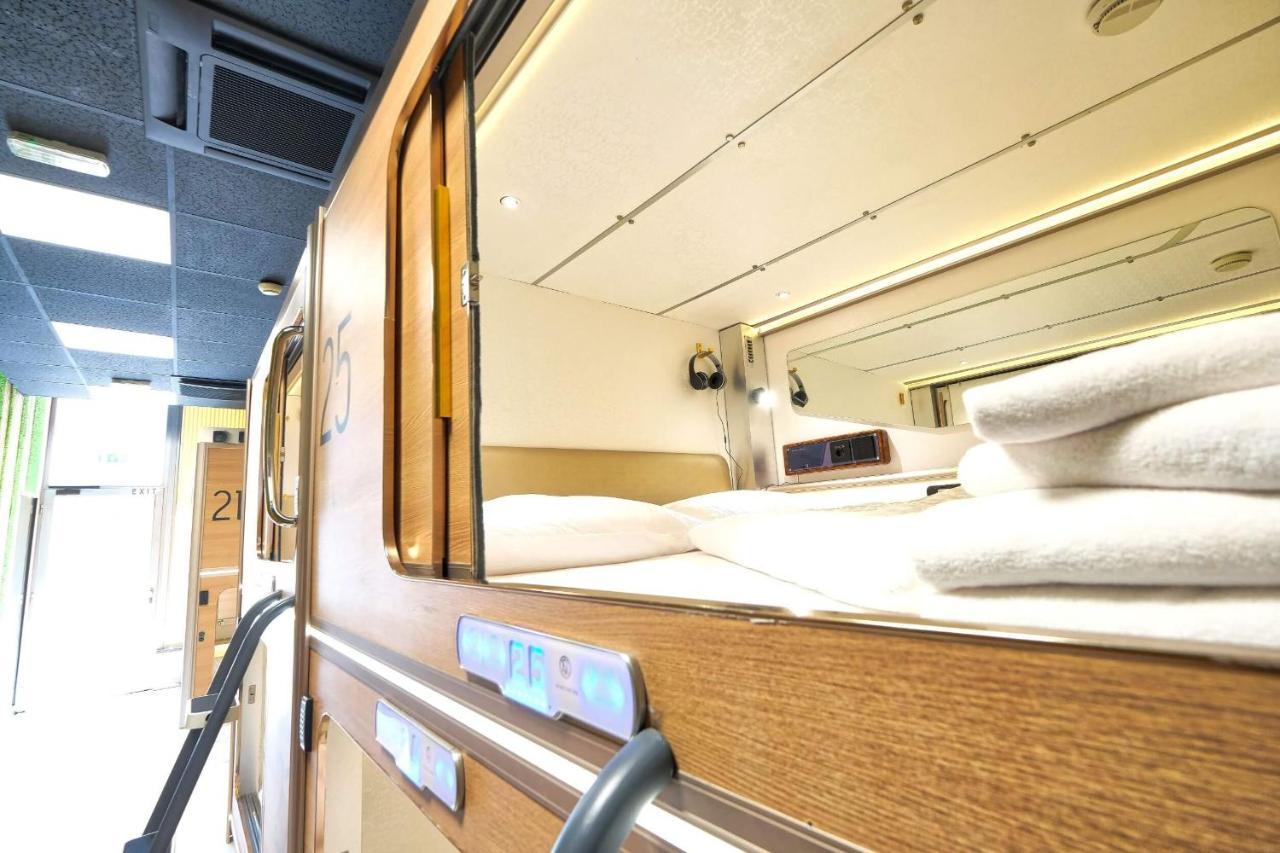 Capsule Capsule hotel *