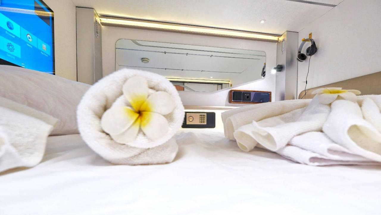 Capsule Capsule hotel