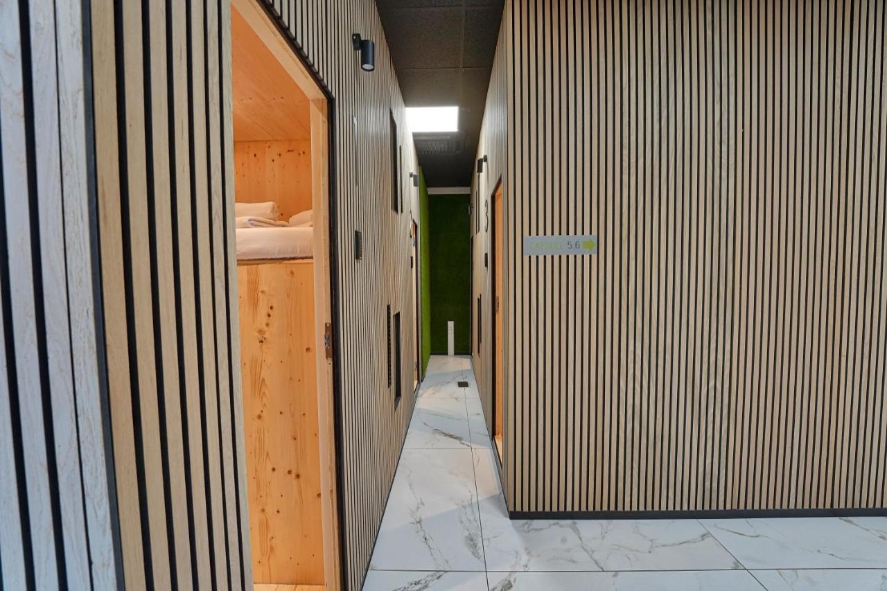 Capsule Capsule hotel