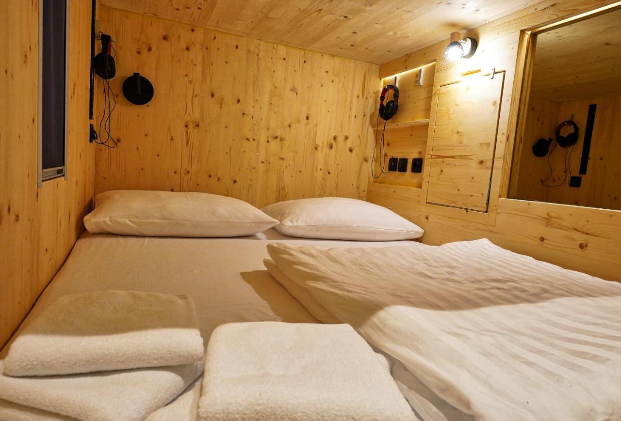 Capsule hotel Capsule